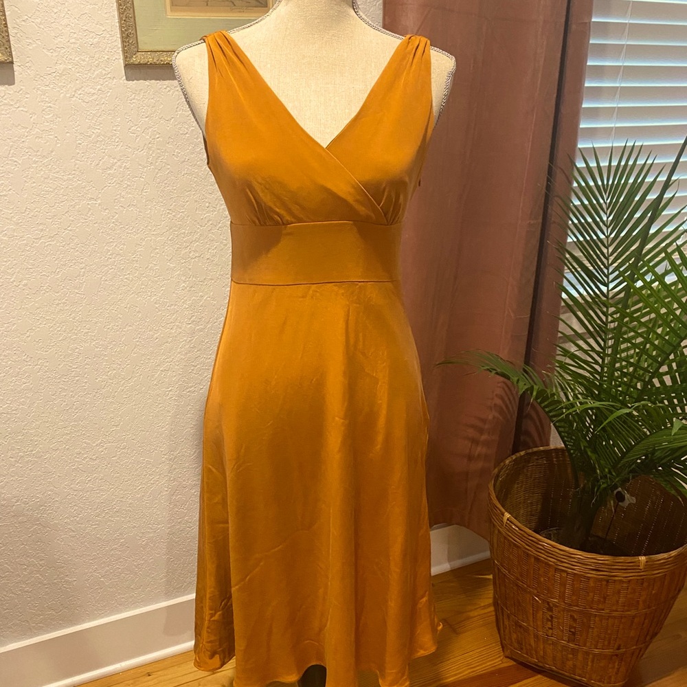 Elegant and flattering dress.